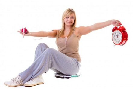 الفتاة التي تريد إنقاص وزنها تأكل طعاماً صحياً ووفقاً للنظام