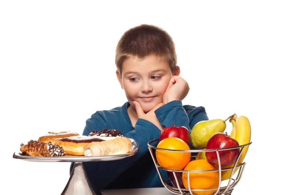 استبعد الأطعمة السكرية غير الصحية من نظام الطفل الغذائي لصالح الفاكهة